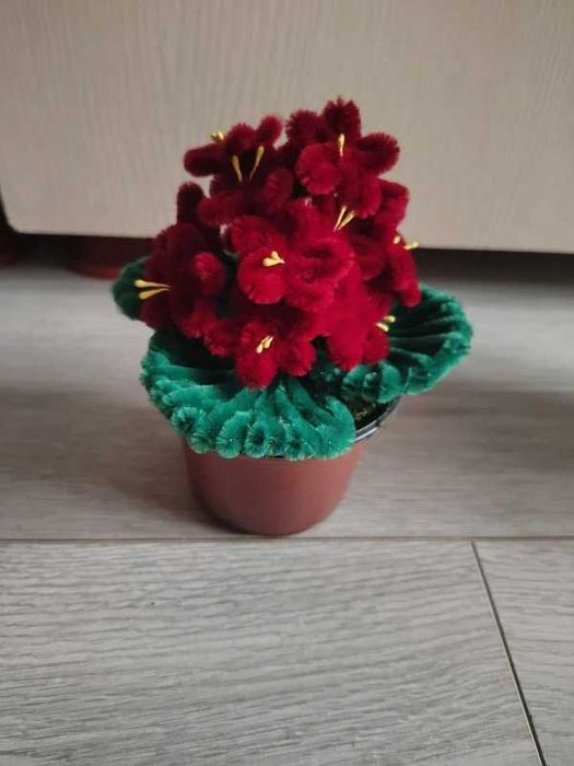 Flori lucrate manual din sarma plusata