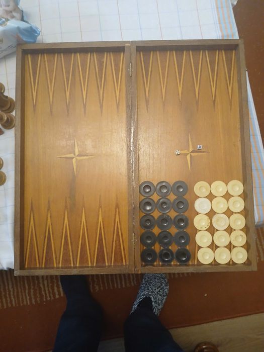 Продавам Шах и табла