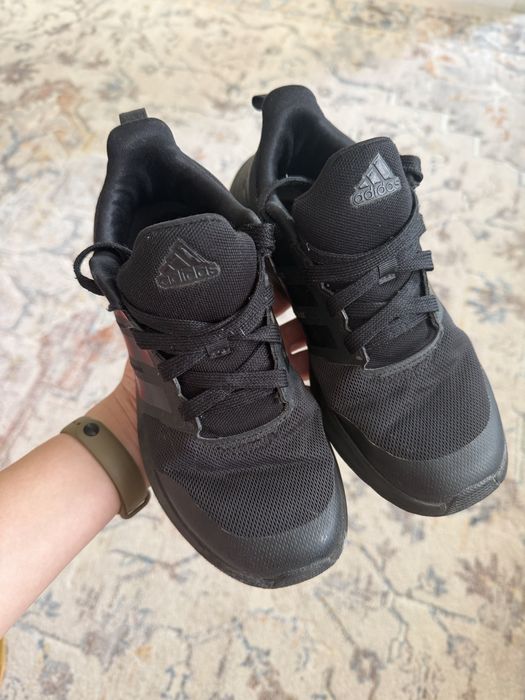 Продам кроссовки Adidas