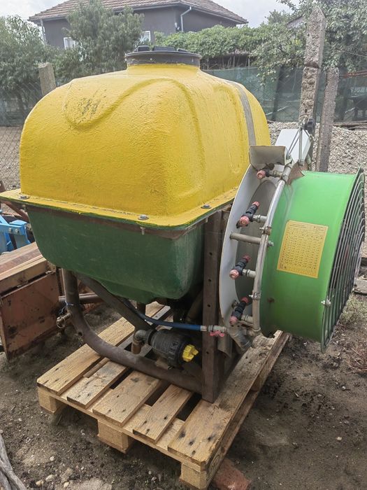 Трактор с челен товарач