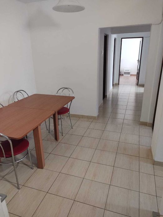 Apartament de închiriat cu 3 camere la etajul 4