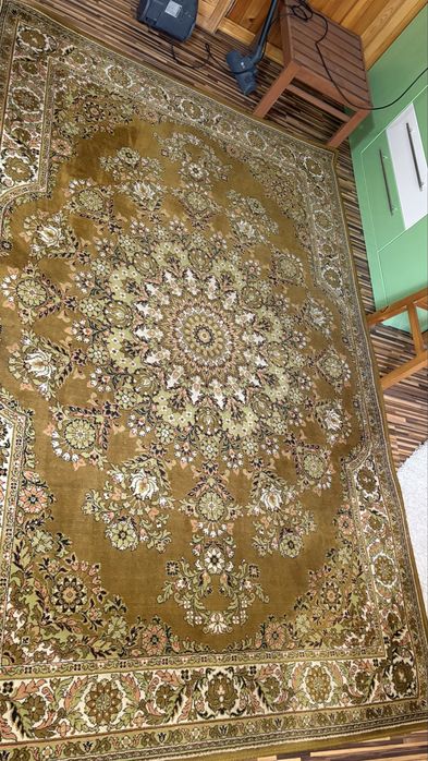 Ковер зеленый в хорошем состоянии