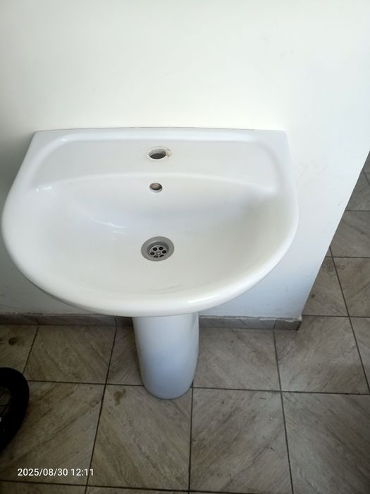 Тумба с раковиной и зеркалом