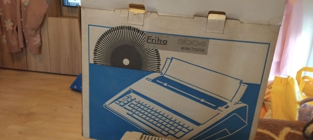 Пишеща машина почти нова . Много запазена.