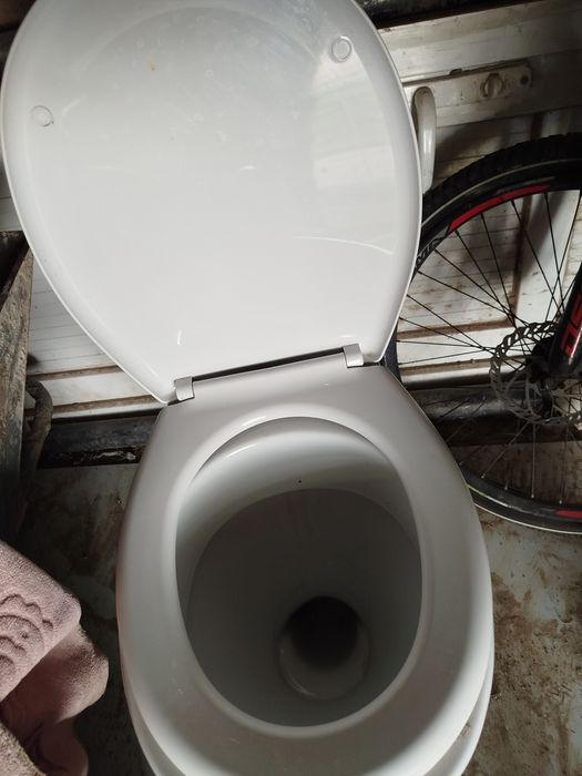 Унитаз сатылады новый