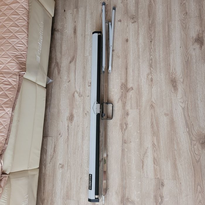 Кино екран на тринога.