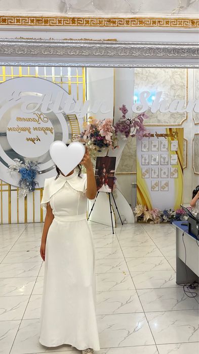 Платье белое с акцентным рукавом