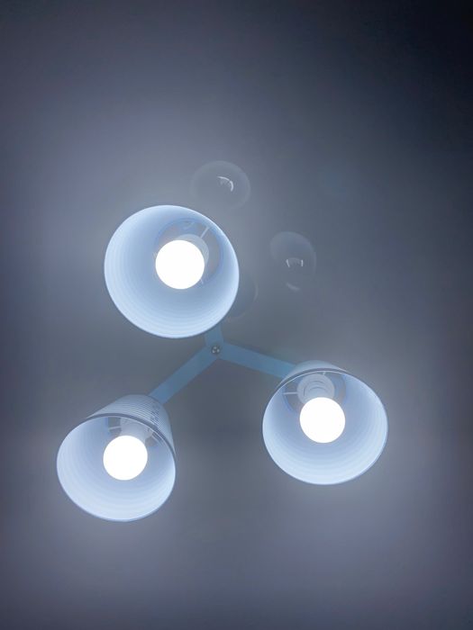 Продам люстру три рожка