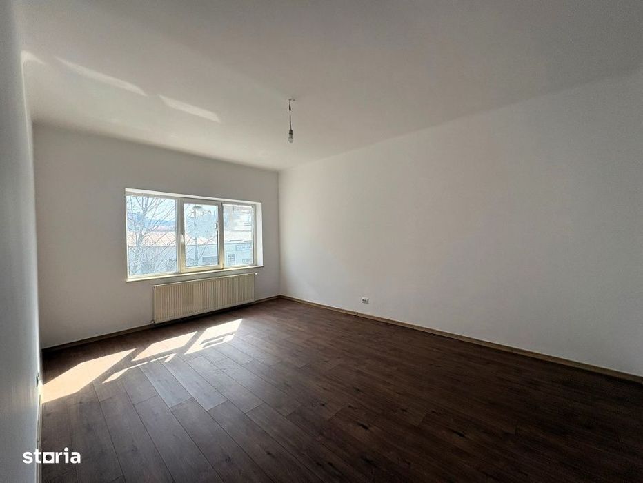 Apartament cu 3 camere, balcon cu priveliste catre gradina — fotografia 1