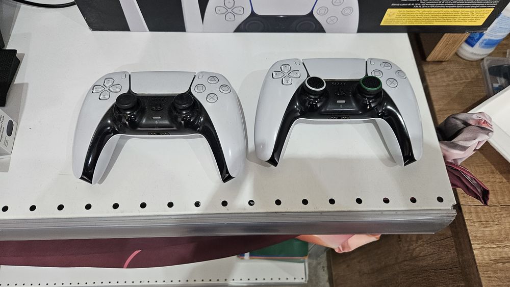 Плейстейшън 5 с два джойстика
