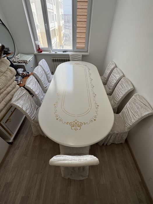 Большой стол со стульями