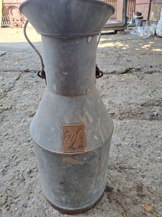 Măsura veche din tabla pentru petrol