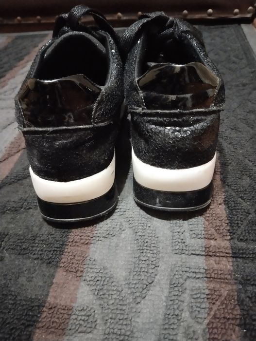 Продам кроссовки