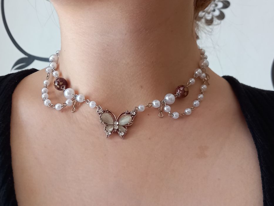 Lănțișor cu mărgele din perle si fluturaș.