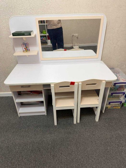 Детский стол с зеркалом и стульями (комплект, отличное состояние)