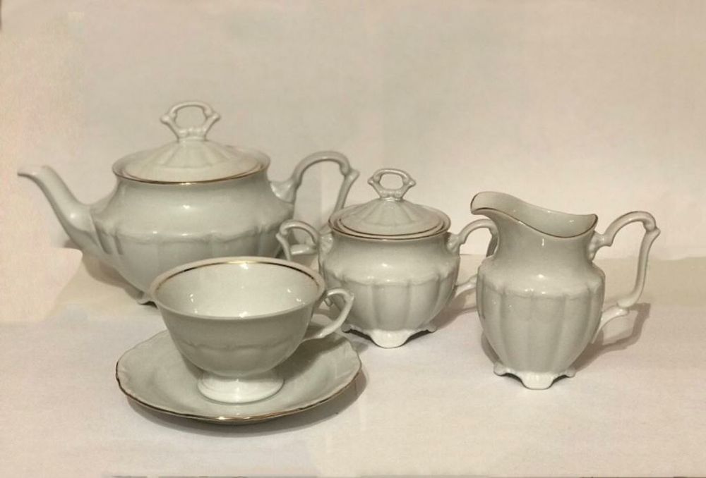 продается чайный сервиз на 12пер. произв. Польша..очень хороший фарфор