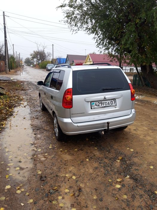 автомашина митсубиси спейс стар