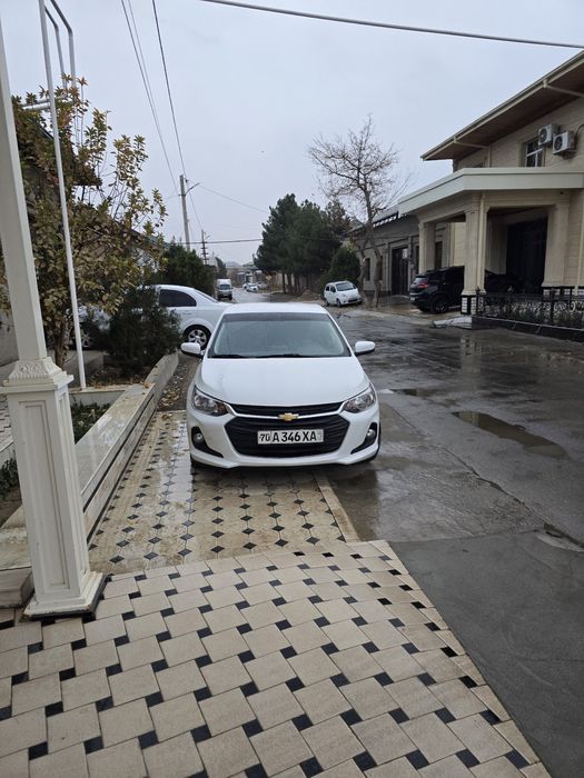 Срочна оникс LT сотилади