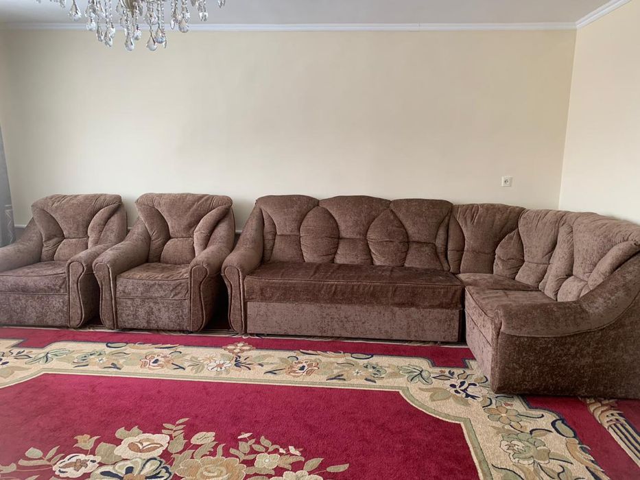 Угловой диван и два кресла..