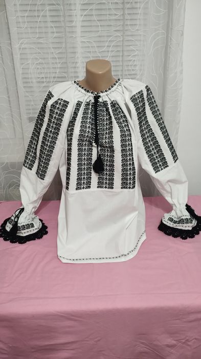 Ii  tradiționale cu motive florale țesute în razboi