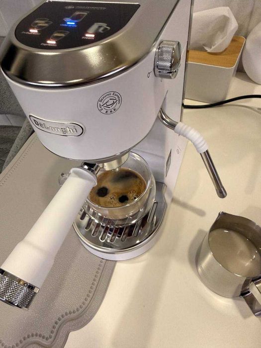 Кофеварка рожковая De’Longhi Dedica Duo EC890.WI