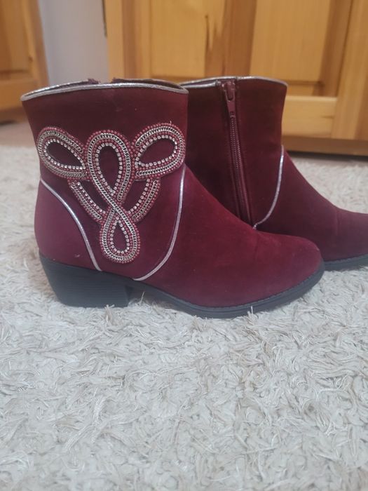 Botine purtate de două ori.