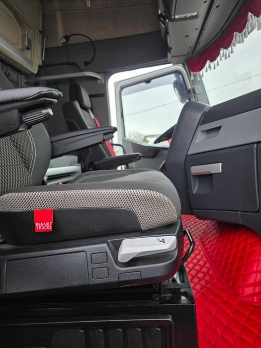 Cap tractor Renault T520