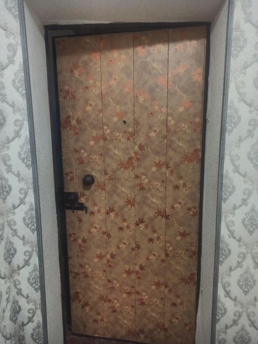 Железные двери в хорошем состоянии.