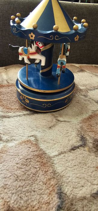 jucarie carusel din lemn cu arc decoratiune craciun
