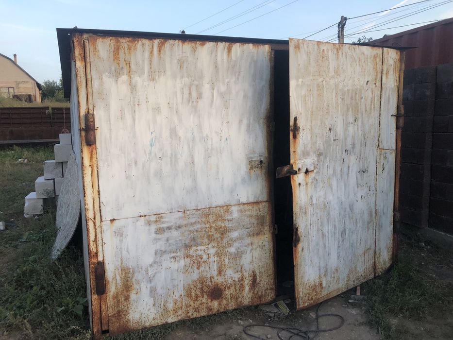 Железный  гараж