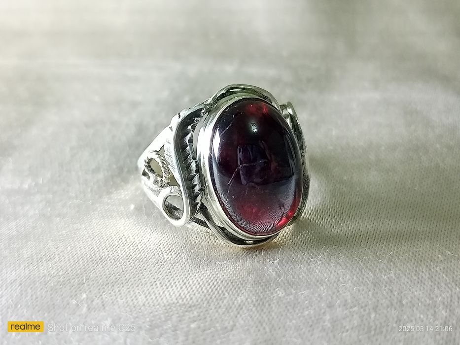 Серебряное кольцо с гранатом.