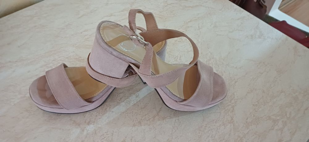 Vand sandale roz praf marimea 37 stare buna