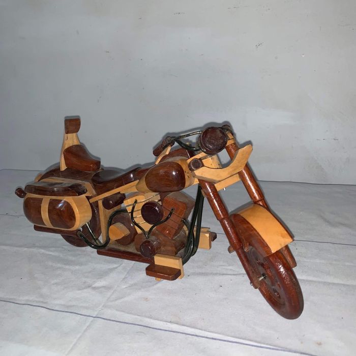 Motocicletă din lemn făcută manual