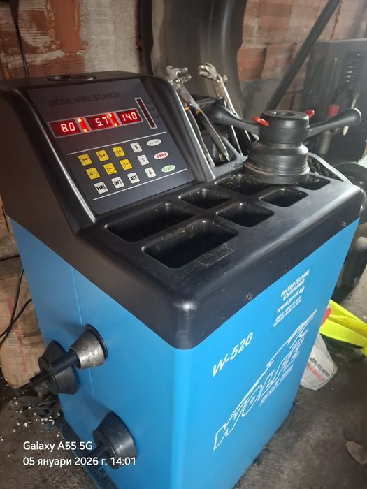 Продавам  2бр  машини баланс  +демонтажна  2бр триногиа