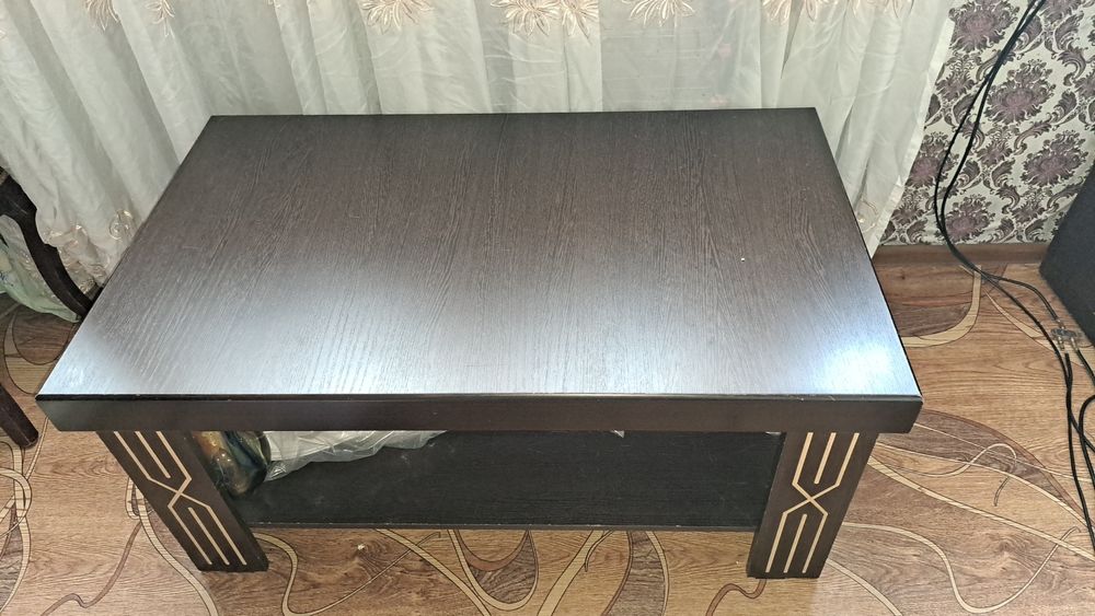 Продаётся два дивана,одно кресло,журнальный столик