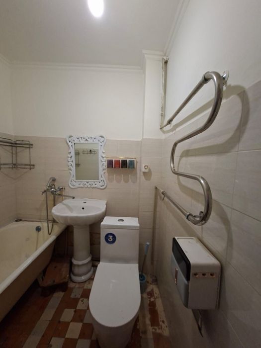 11 мкрда 2 комнаталык квартира бериледи