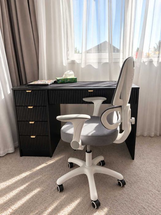 Birou modern negru cu fronturi riflate și scaun ergonomic copii