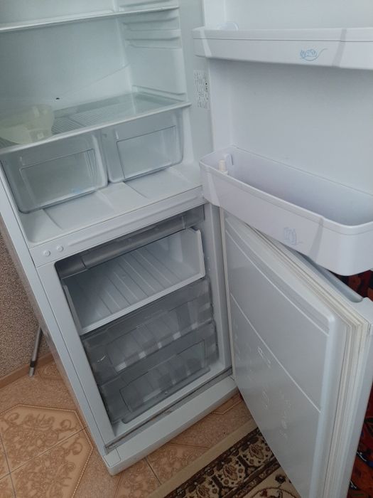 Электроника . Холодильник  indesit  .