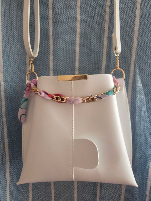 Елегантна бяла чанта с цветен акцент