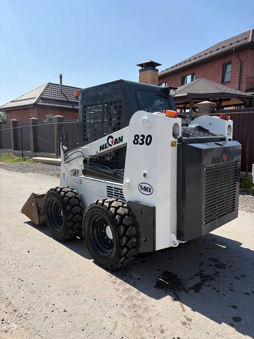 Продам мини погрузчик в комплекте щетка - вилы - ковш