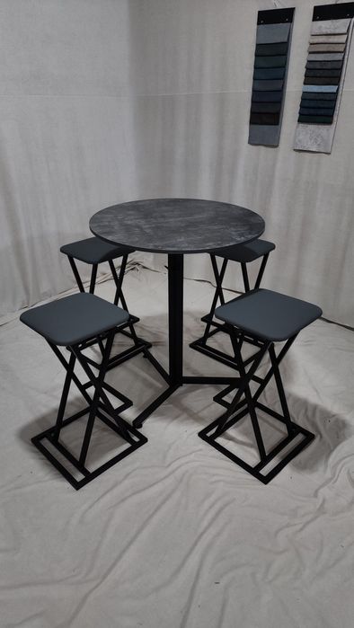 Стоящий стол и барные стулья Barniy stol va stul komplekt