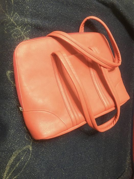 Женская красная сумка для ноутбука