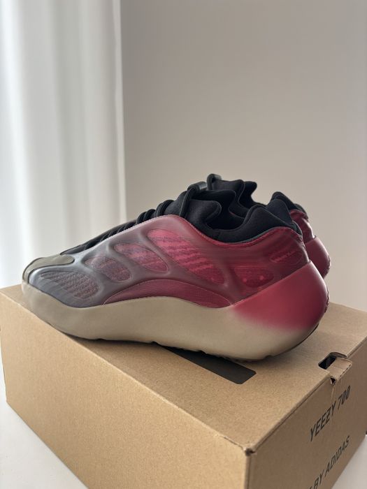 Yeezy 700 V3 Marime 41