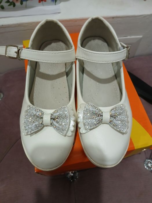 Продам туфли девочковые