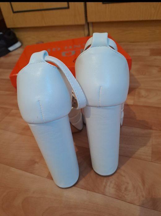 Женские белые туфли