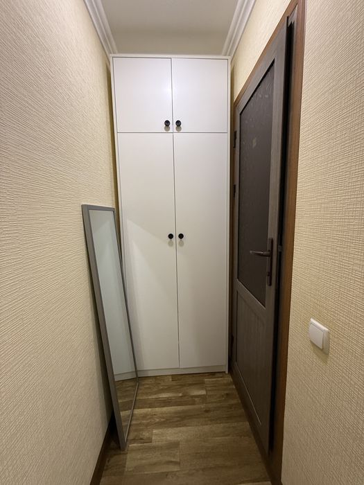 Продается квартира 1 комнатная переделанная в 2 -ух комнатную . Своя.