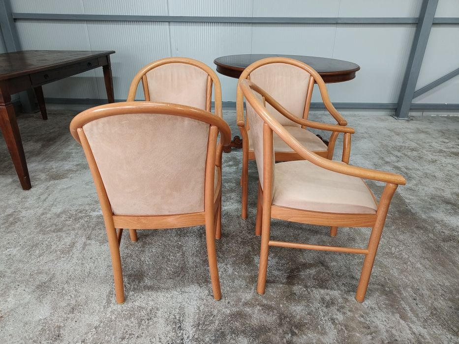 Четири трапезни стола с подлакътници и велурена дамаска