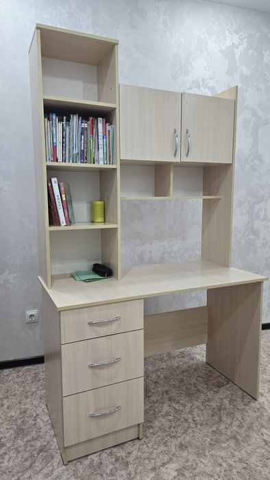 Продам письменный стол с полками