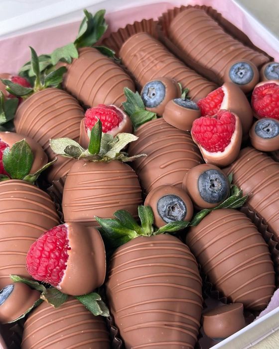 Сочная клубника в шоколаде малина банан голубика в шоколаде Шымкент