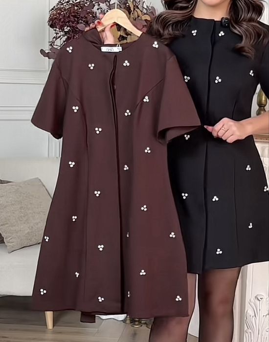 Платье коричневого цвета.